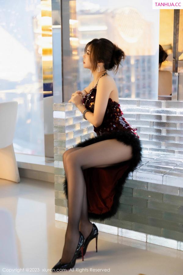 綺裡嘉 绮里嘉 [XiuRen]高清写真图 2023.11.17 No.7679 绮里嘉ula 长裙美腿第19张图片